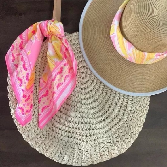 🌞 Lilly Pulitzer, "Be The Sunshine" Bursting Floral Bandana Scarf - Picture 10 of 16